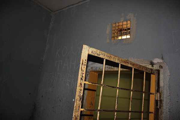 Изображение для материала - Проверка специального помещения содержания задержанных лиц