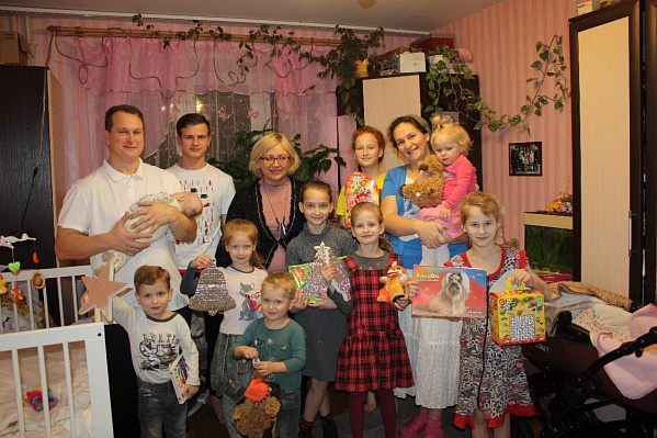 Уполномоченный по правам ребенка в Тверской области поздравила с Новым годом самую многодетную семью города Твери