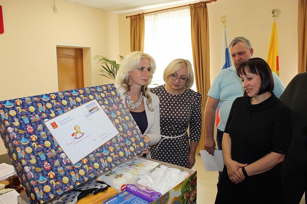 Изображение для материала - Многодетные и будущие родители обсудили состав подарка для новорожденного Тверской области 