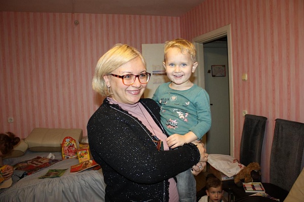 Изображение для материала - Уполномоченный по правам ребенка в Тверской области поздравила с Новым годом самую многодетную семью города Твери